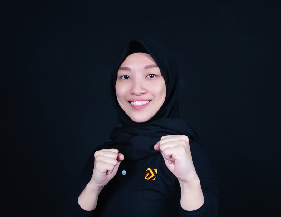 Coach Emma, Muay Thai specialist at Fitcom Fitness