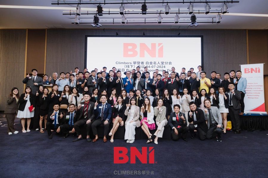 Kelvin Loh with the founding members of BNI Climbers Chapter in Melaka