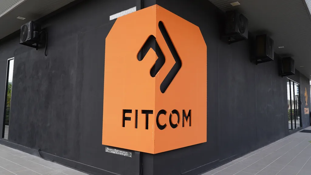 Fitcom studio signage